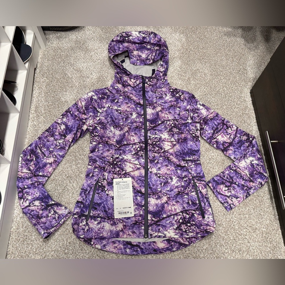 Lululemon SEAWHEEZE The rain is calling jacket